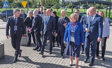 Od lewej: rektor prof. P. Koszelnik, premier D. Tusk, prof. J. Sęp, wojewoda podkarpacki T. Kubas-Hul, prezydent K. Fijołek,
