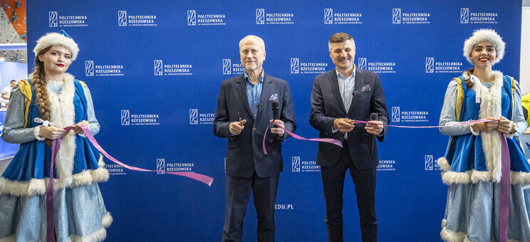 Przecięcie wstęgi przez prof. J Sępa i R. Kowalczyka (od lewej), 